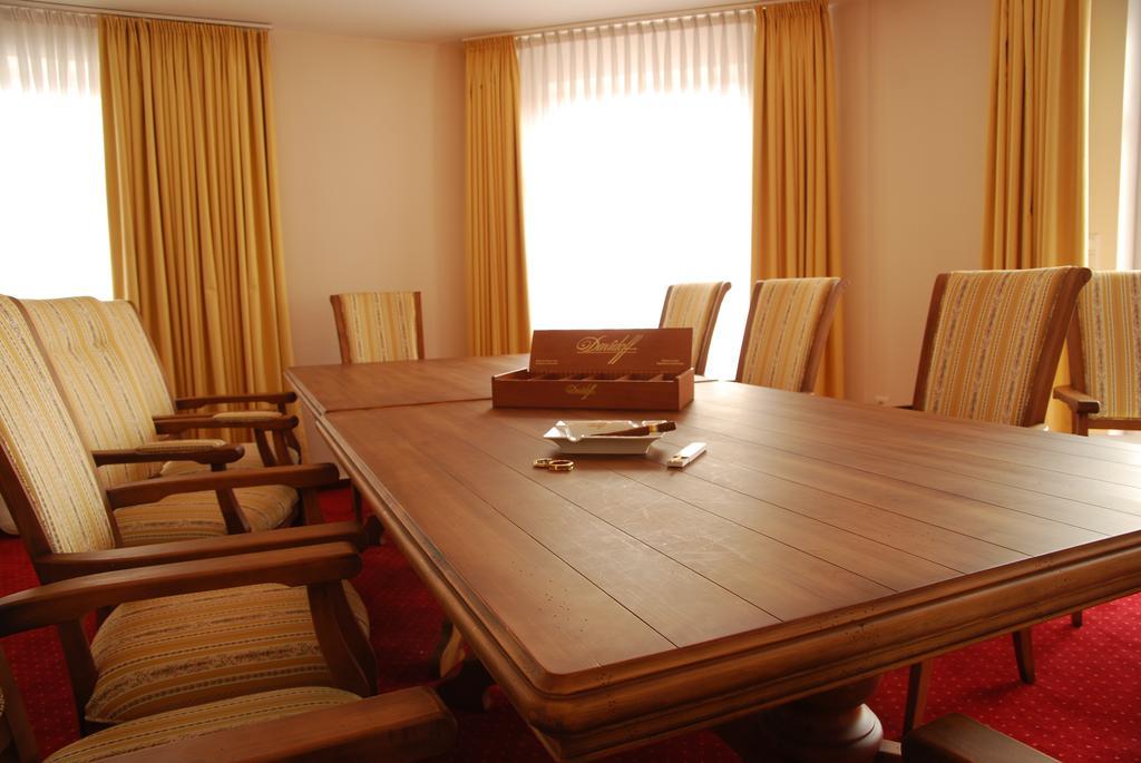 Muensterlaender Hof Hotel คลอปเพนบวร์ก ภายนอก รูปภาพ