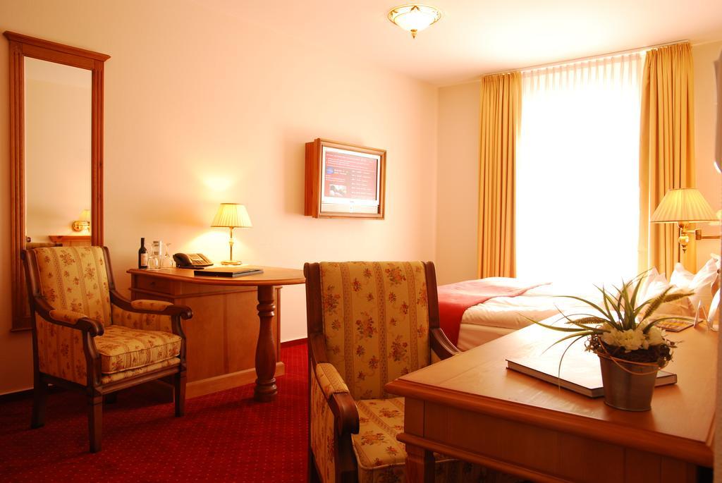 Muensterlaender Hof Hotel คลอปเพนบวร์ก ภายนอก รูปภาพ